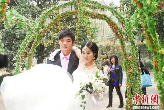 如何根据篮球比赛的不同阶段调整力量训练强度?_1